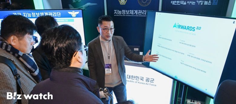 AI서울 2025가 'AI로 만드는 조화로운 사회'를 주제로 11일 서울 강남구 코엑스에서 열렸다. 참석자가 공군 지능정보체계관리단의 AI 서비스를 살펴보고 있다./사진=이명근 기자 qwe123@