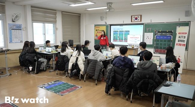 KT 대학생 IT 서포터즈가 지난 12~13일 전북 남원 인월중에서 '인공지능(AI)과 디지털 윤리'를 주제로 '찾아가는 AI 교육'을 진행했다./사진=KT 제공