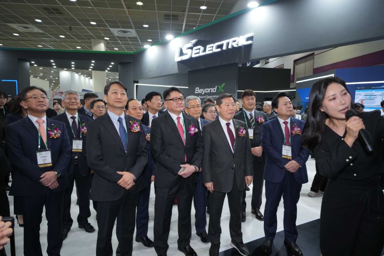 지난 12일 개최한 일렉스 코리아에 참석한 (왼쪽부터) 박상형 한전KDN 사장, 안덕근 산업통상부 장관, 구자균 LS일렉트릭 회장, 이철규 산자위원장이 LS ELECTRIC 부스를 관람하고 있다./사진=LS일렉트릭
