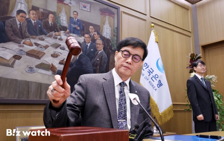 이창용 한국은행 총재가 25일 오전 서울 중구 한국은행 본관에서 열린 금융통화위원회 본회의에서 의사봉을 두드리고 있다. 2025.02.25 사진공동취재단