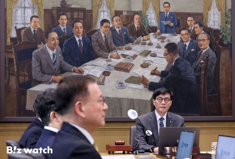 이창용 한국은행 총재가 25일 오전 서울 중구 한국은행 본관에서 금융통화위원회 본회의를 주재하고 있다. 2025.02.25 사진공동취재단