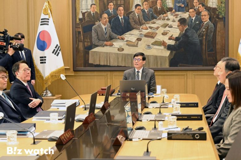이창용 한국은행 총재가 25일 서울 중구 한국은행 본관에서 열린 금융통화위원회 본회의에 참석해 발언을 하고 있다.2025.02.25 사진공동취재단