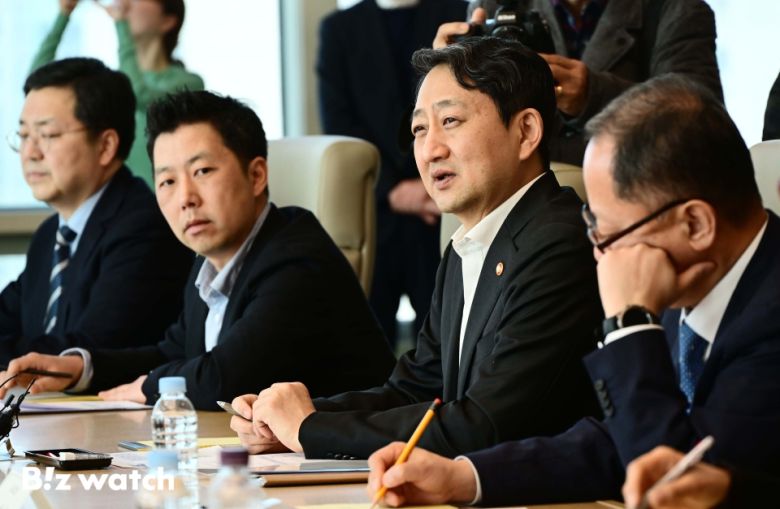 안덕근 산업통상자원부 장관이 13일 오전 서울 포스코센터에서 개최된 '미국 관세 대응 철강업계 간담회'에 참석해 모두발언을 하고 있다./사진=이명근 기자 qwe123@