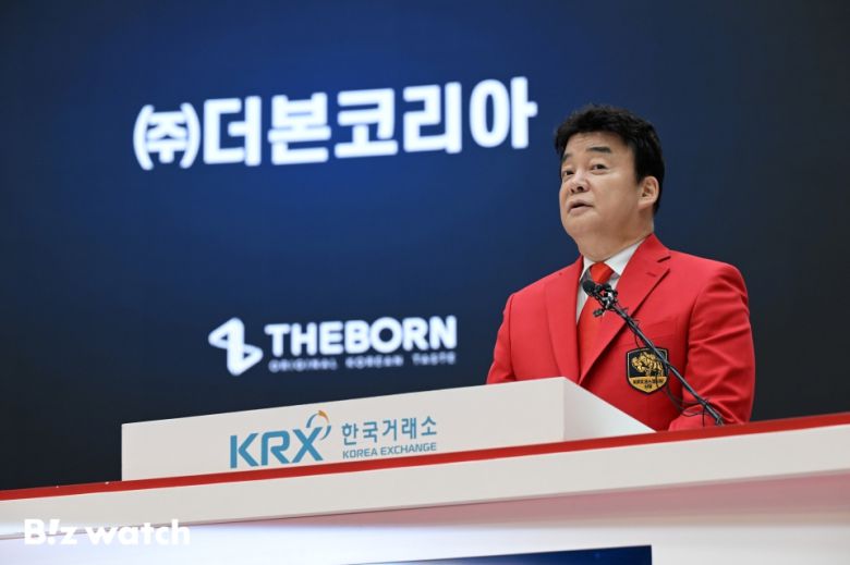 백종원 더본코리아 대표가 서울 영등포구 여의도 한국거래소에서 열린 더본코리아 유가증권시장 신규 상장기념식에서 소감을 밝히고 있다./사진=이명근 기자 qwe123@