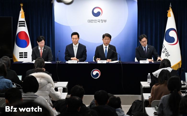 오세훈 서울시장(왼쪽 두번째)과 박상우 국토교통부 장관(오른쪽 두번째)이 19일 서울 중구 정부서울청사에서 열린 주택시장 안정화 방안 브리핑에 참석하고 있다./사진=이명근 기자 qwe123@