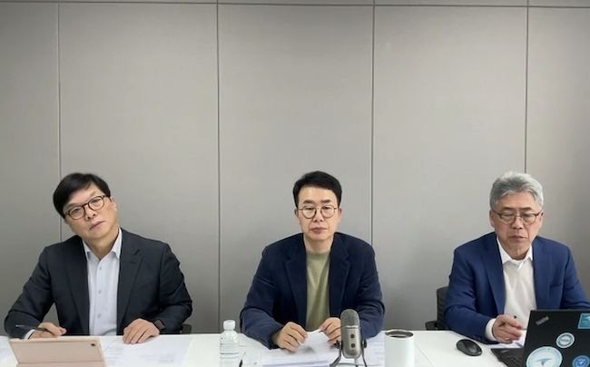 왼쪽부터 한용해 HLB그룹 최고기술책임자(CTO), 진양곤 회장, 정세호 미국 자회사 엘레바테라퓨틱스 대표가 21일 오전 온라인 기자간담회에서 기자들의 질문에 답하는 모습./사진=HLB
