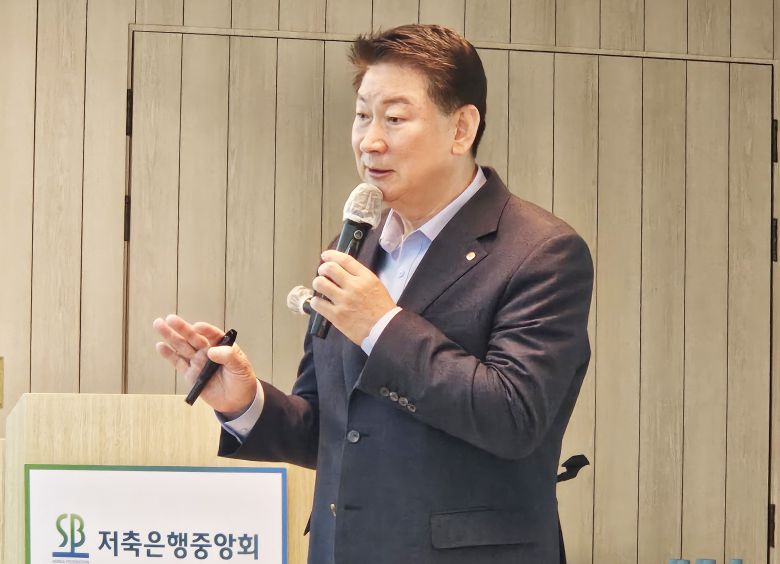 오화경 저축은행중앙회장이 21일 서울 마포구 저축은행중앙회에서 열린 '2024년 하반기 저축은행 결산 관련 기자간담회'에서 저축은행 결산 실적을 설명하고 있다. 사진=저축은행중앙회 제공