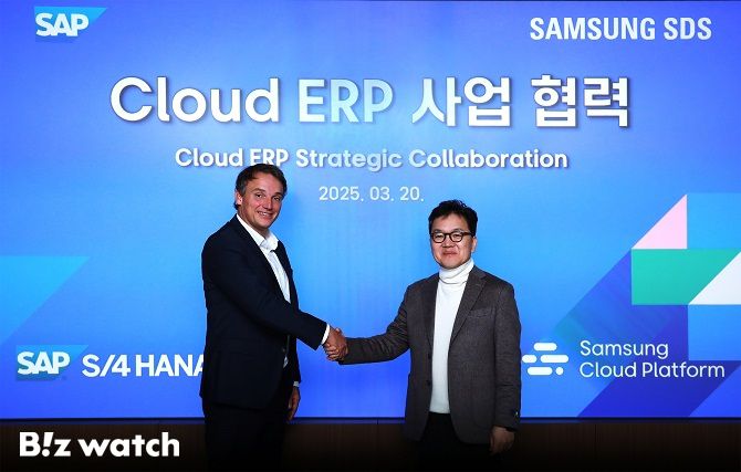 이준희 삼성SDS 대표(우)와 크리스티안 클라인 SAP 최고경영자(CEO)가 지난 20일 클라우드 ERP 사업 확대 공동 추진을 약속했다./사진=삼성SDS 제공