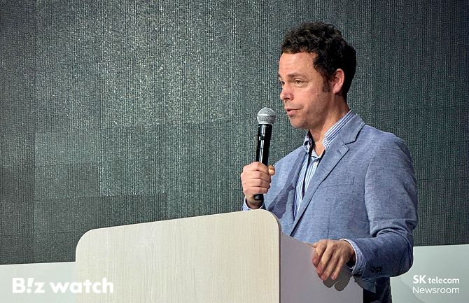 에릭 데이비스 SK텔레코 AI테크 컬래버레이션 본부장이 지난 19일 서울 시그니엘에서 열린 '앤트로픽 코리아 빌더 서밋'에서 텔코 LLM 도입 사례를 설명하고 있다./사진=SK텔레콤 제공