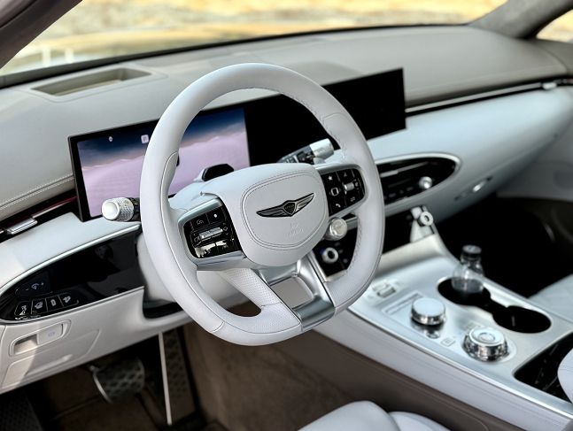 제네시스 GV70 전동화 모델 운전석 핸들 중앙 하단에 부스트 버튼이 있다./사진=백유진 기자 byj@