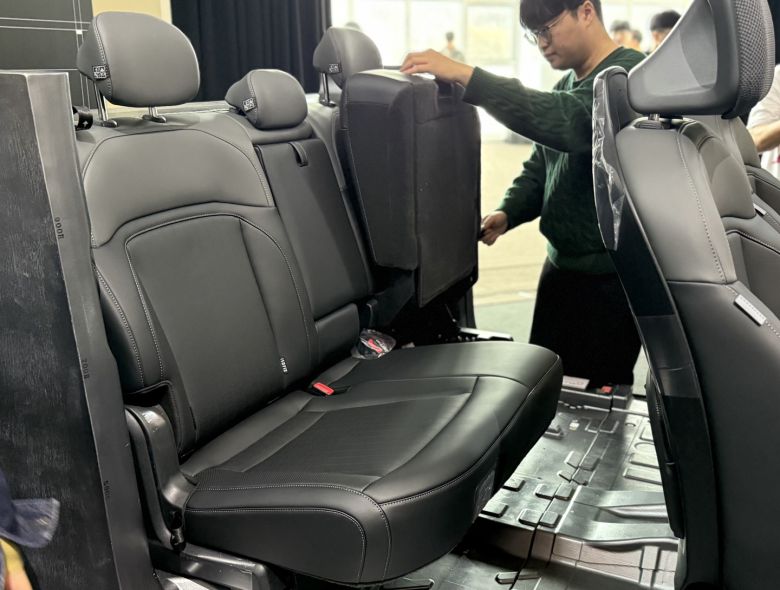 2열 시트 쿠션을 위로 들어 올리면 나오는 45L 대용량 '2열 시트 하단 스토리지'./사진=백유진 기자 byj@