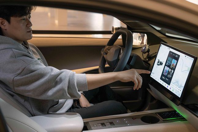 차세대 인포테인먼트 시스템 '플레오스 커넥트'를 시연하는 모습./사진=현대자동차그룹 제공