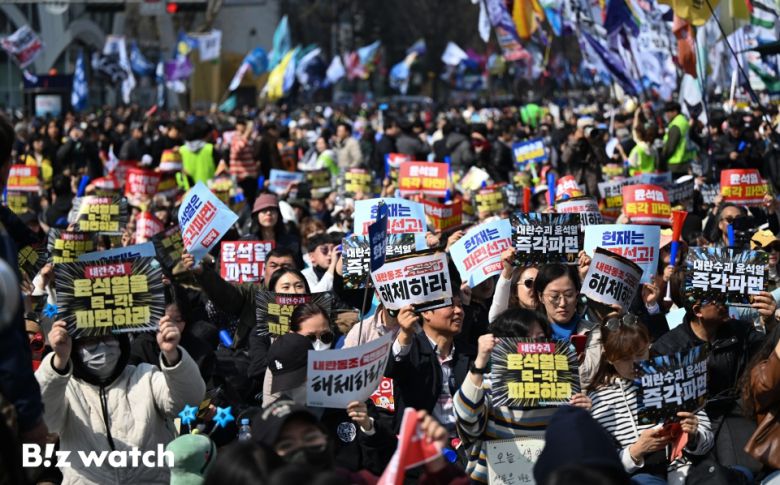 윤석열 대통령 탄핵심판 선고일인 4일 서울 종로구 인사동 거리에서 탄핵 찬성 집회 참가자들이 헌법재판소의 파면이 결정되자 환호성을 지르고 있다./사진=이명근 기자 qwe123@