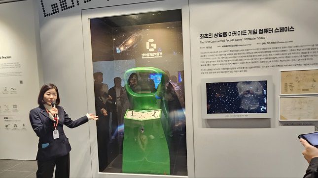 넷마블 내 전시된 아케이드 게임기 '컴퓨터 스페이스'. 넷마블게임박물관의 소장품으로, 1973년 만들어진 2인용 버전이다. /사진=비즈워치