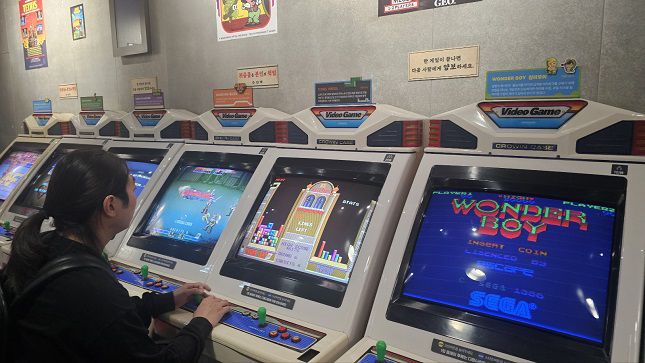 넷마블게임박물관 내 오락실. 관람객이 아케이드 게임 테트리스를 플레이하고 있다. /사진=비즈워치