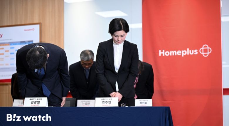 조주연 홈플러스 공동대표(오른쪽)와 김광일 공동대표(MBK 부회장)가 3월 14일 오전 서울 강서구 홈플러스 본사에서 열린 기자간담회에서 허리숙여 인사하고 있다./사진=이명근 기자 qwe123@