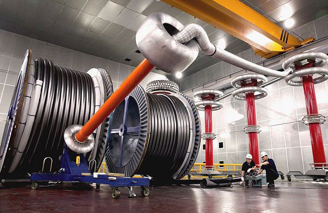 LS전선 직원이 구미 공장에서 초고압 케이블을 테스트하고 있다./사진=LS전선