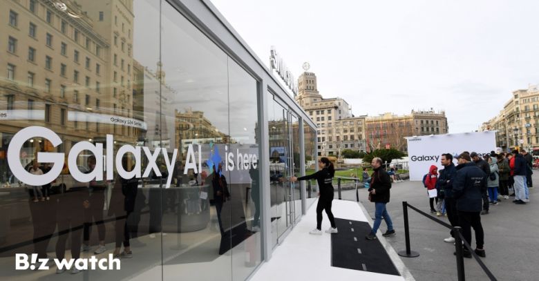 세계 최대 이동통신 전시회 '모바일 월드 콩그레스(MWC) 2024' 개막을 하루 앞둔 지난 2월 25일(현지시간) 스페인 바르셀로나 카탈루냐 광장 인근에 마련된 삼성전자 갤럭시 체험존에서 시민들이 줄을 서고 있다./바르셀로나=사진공동취재단