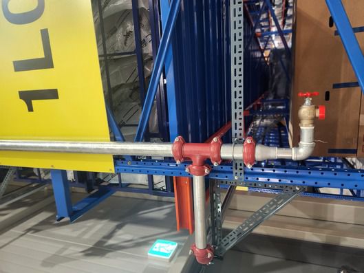 랙마다 설치된 스프링클러./사진=도다솔 기자