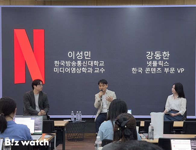 21일 서울 종로구에서 열린 '넷플릭스 인사이트'에서 토론이 진행되고 있다. 사진 왼쪽부터 이성민 방송통신대 교수, 강동한 넷플릭스 한국 콘텐츠 부문 총괄, 고현주 넷플릭스 한국 커뮤니케이션 부문 시니어 디렉터./사진=넷플릭스 제공