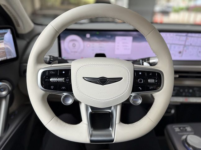 제네시스 GV60 스티어링 휠./사진=백유진 기자 byj@