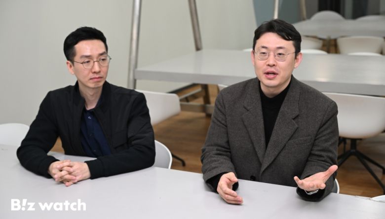 배영준 W컨셉 검색&데이터 개발팀장(왼쪽)과 김현구 W컨셉 Biz Dev.팀장. /사진=이명근 기자 qwe123@