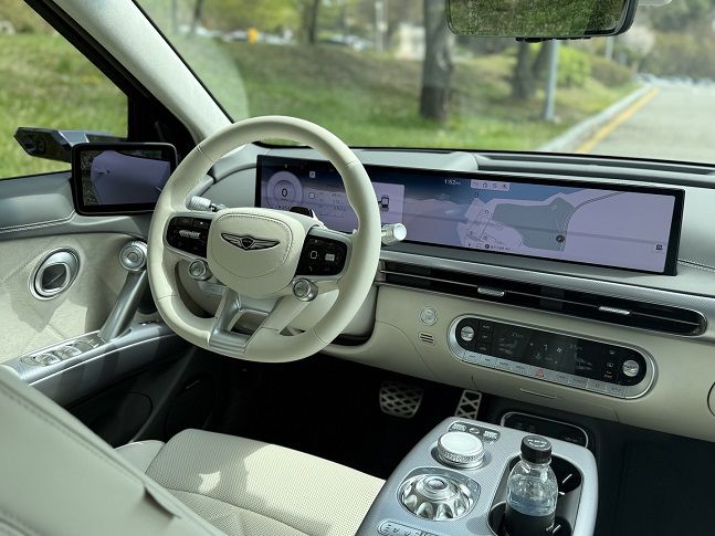 제네시스 GV60에 적용된 '27인치 통합형 와이드 디스플레이'./사진=백유진 기자 byj@