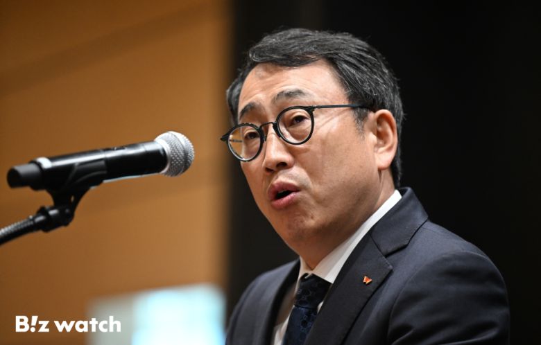 유영상 SK텔레콤 대표이사가 25일 서울 중구 SKT타워에서 SK텔레콤 이용자 유심(USIM) 정보가 해커 공격으로 유출된 것과 관련해 대응방안을 발표하고 있다./사진=이명근 기자 qwe123@