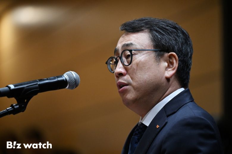 유영상 SK텔레콤 대표이사가 25일 서울 중구 SKT타워에서 SK텔레콤 이용자 유심(USIM) 정보가 해커 공격으로 유출된 것과 관련해 대응방안을 발표하고 있다./사진=이명근 기자 qwe123@