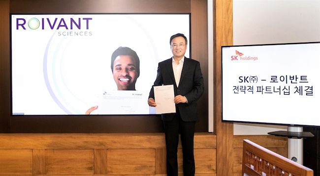 SK가 로이반트 사이언스와 전략적 파트너십을 맺으면 왼쪽부터 비벡 라마스와미 창립자, 장동현 당시 SK 대표이사 부회장이 기념사진을 촬영한 모습./사진=SK