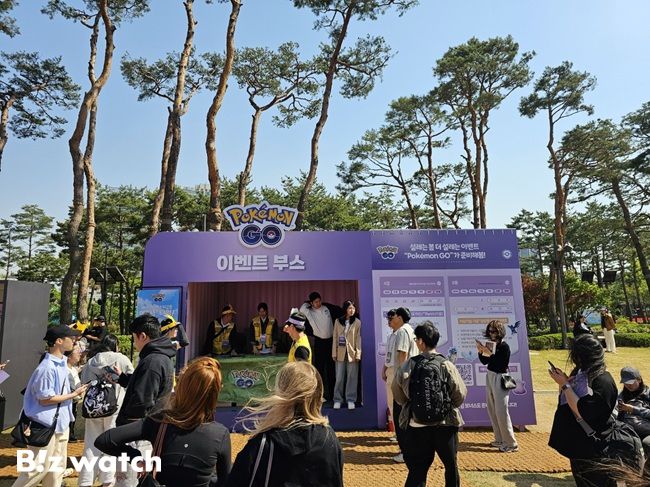 포켓몬고 이벤트 부스 앞에서 트레이너들이 포켓몬을 잡고 있다./사진=김동훈 기자