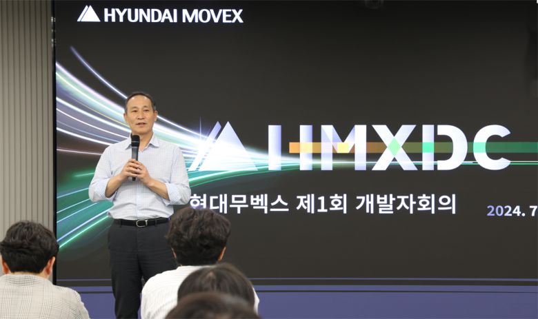 지난해 7월 열린 현대무벡스 개발자회의에서 도익한 대표가 미래 물류 기술 방향성을 설명 중이다./사진=현대무벡스