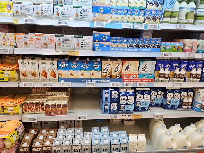 대체음료는 시장에 안착한 비건 식품의 좋은 예다. 사진은 한 대형마트의 대체음료 매대/사진=김아름 기자 armijjang@