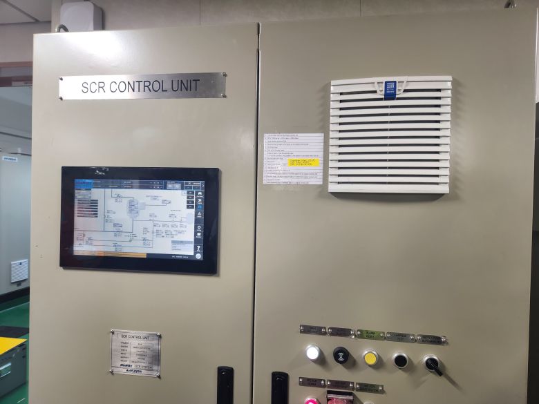 펄호 기관실 내 SCR 컨트롤러./사진=도다솔 기자