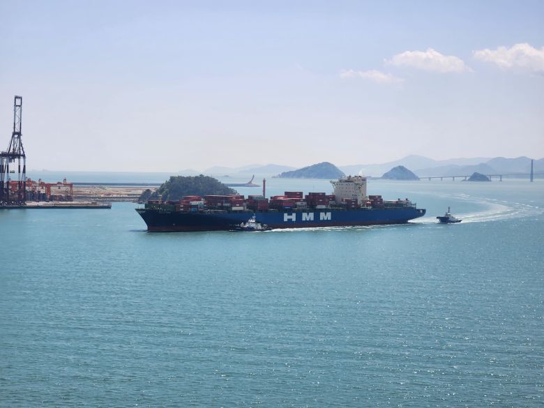 부산 신항에 입항하는 'HMM 브레이브'호./사진=도다솔 기자