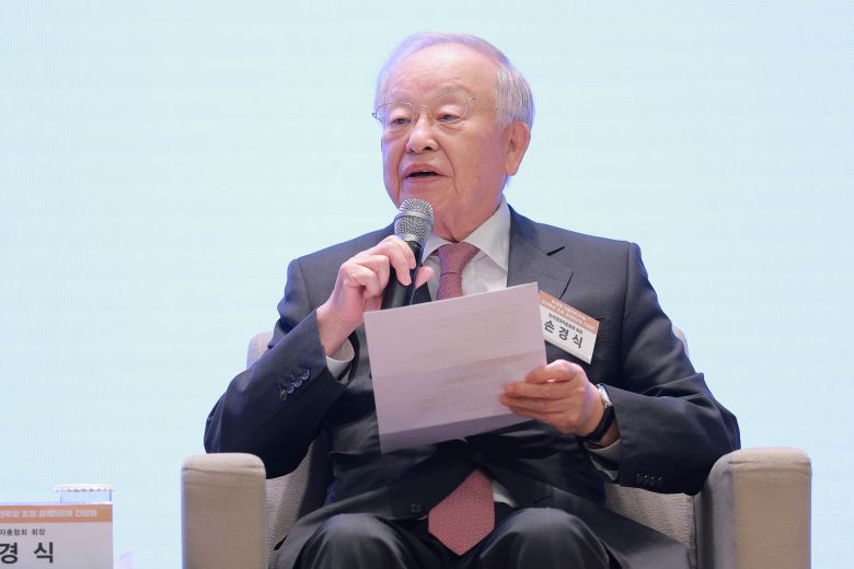 손경식 한국경영자총협회 회장이 8일 오전 서울 중구 대한상공회의소에서 열린 경제5단체 이재명 더불어민주당 대선후보 초청 간담회에서 발언을 하고 있다./사진=이명근 기자 qwe123@