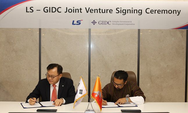 지난 9일 LS용산타워에서 명노현 LS 부회장(왼쪽)과 우즈왈 딥 다할 GIDC CEO(오른쪽)가 합작법인 설립 계약을 체결했다./사진=LS 제공
