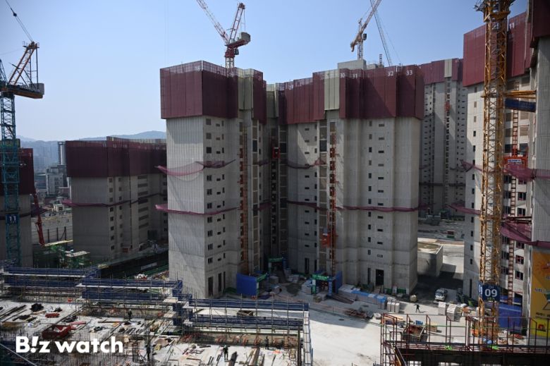 대선을 앞두고 5월 전국 아파트 분양 예정 물량이 올해 들어 가장 많은 것으로 나타났다. 사진은 서울 은평구 대조동 대조1구역이 재개발을 통해 선보이는 '힐스테이트메디알레' 현장 모습./사진=이명근 기자 qwe123@