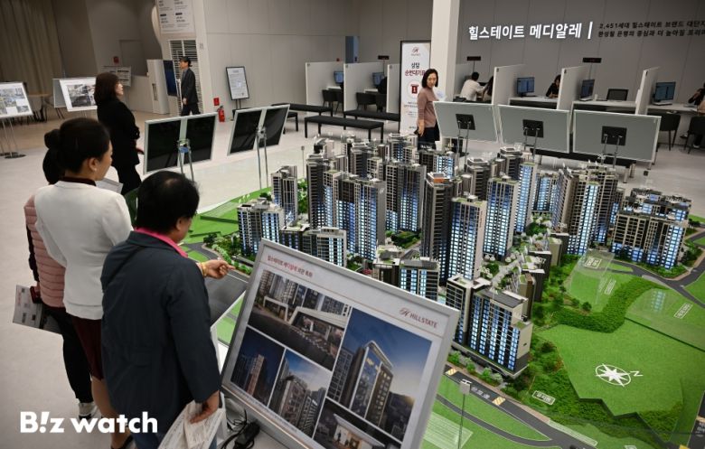대선을 앞두고 5월 전국 아파트 분양 예정 물량이 올해 들어 가장 많은 것으로 나타났다. 사진은 서울 은평구 대조동 대조1구역이 재개발을 통해 선보이는 '힐스테이트메디알레' 견본주택 모습./사진=이명근 기자 qwe123@