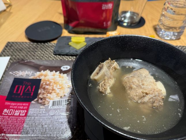 더 미식 '현미쌀밥(왼쪽)'과 '갈비탕(오른쪽)'./사진=윤서영 기자 sy@