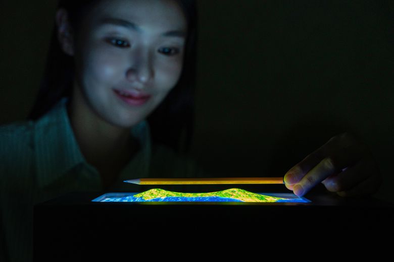 삼성디스플레이가 SID2025에서 선보인 스트레처블 디스플레이./사진=삼성디스플레이