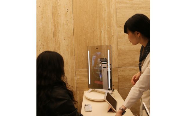 현대백화점 목동점의 네슬레 헬스사이언스 스토어에서 체험할 수 있는 아누라 매직미러. / 사진=현대백화점그룹