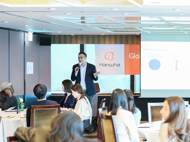 김동선 한화갤러리아 부사장이 지난 3월 31일 서울 63스퀘어에서 미국 스탠포드대학 경영대학원(MBA) 학생들을 만나 그룹의 주요 사업들을 소개하고 미래산업과 글로벌 시장에 대한 다양한 의견을 나눴다. / 사진=한화갤러리아