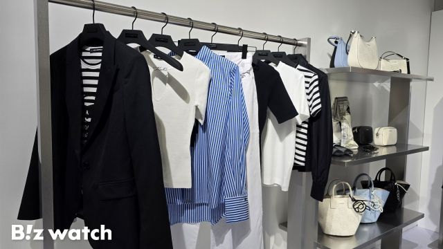 서울 성수동 칼 라거펠트 몰입형 팝업에 전시된 아이콘 셀렉션 상품들. /사진=김지우 기자 zuzu@