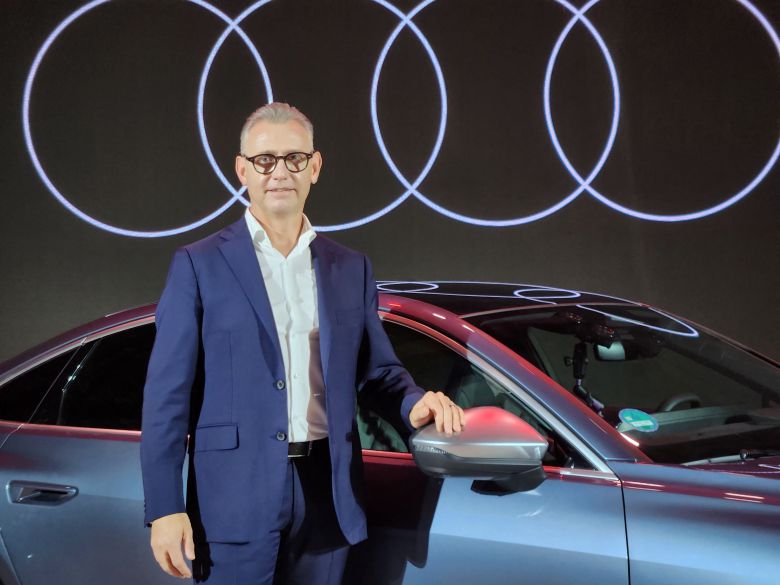 지난 15일 경기도 김포시 에어로피스에서 열린 '더 뉴 아우디 A5 프리뷰'에서 스티브 클로티 아우디코리아 사장이 기념촬영을 하고 있다./사진=도다솔 기자