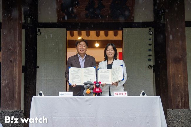 사진 왼쪽부터 오영훈 제주특별자치도지사와 김민영 넷플릭스 아시아 태평양 지역(인도 제외) 콘텐츠 VP가 기념 촬영을 하고 있다./사진=넷플릭스 제공