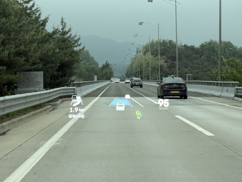 헤드업 디스플레이(HUD)의 경우 밝은 곳에서도 선명하게 보여 가시성은 좋았으나, 내비게이션 정보를 충분히 제공하지 못하는 느낌이었다./사진=백유진 기자 byj@