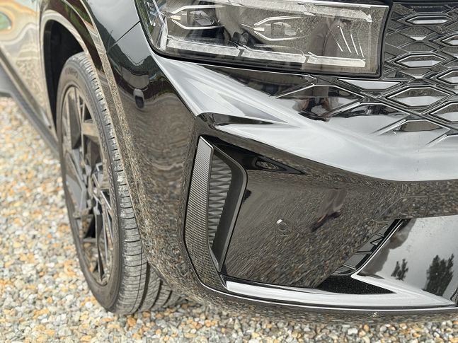 그랑 콜레오스 에스프리 알핀 누아르 전면 범퍼에 적용된 그레이 그라데이션 디자인./사진=백유진 기자 byj@