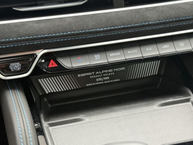 그랑 콜레오스 에스프리 알핀 누아르만의 리미티드 넘버 플레이트./사진=백유진 기자 byj@