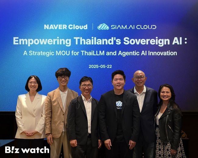 네이버클라우드가 '시암 AI 클라우드'와 태국어 기반 LLM 및 관광 특화 AI 에이전트 구현을 위한 MOU를 체결했다. 사진 왼쪽부터 최수연 네이버 대표, 이해진 네이버 이사회 의장, 김유원 네이버클라우드 대표, 라따나폰 웡나파찬트 시암 AI 클라우드 대표, 레이몬드 테(Raymond Teh) 엔비디아 APAC 총괄 대표, 회이 데이비스(Hue Davis) 엔비디아 APAC NCP 총괄./사진=네이버클라우드 제공